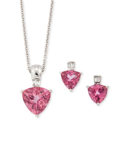 Ensemble composé d'un pendentif, d'un collier et d