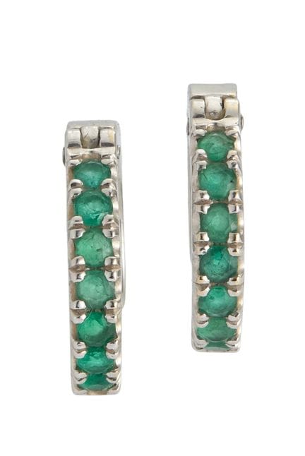 Une paire de boucles d'oreilles en anneau à charni