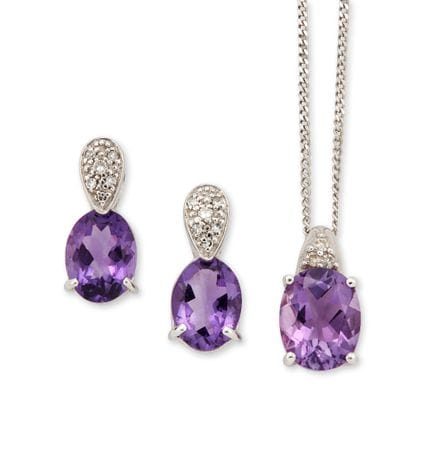 Ensemble composé d’un pendentif et de boucles d’or