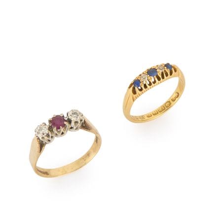 Deux bagues ornées de diamants et de pierres préci