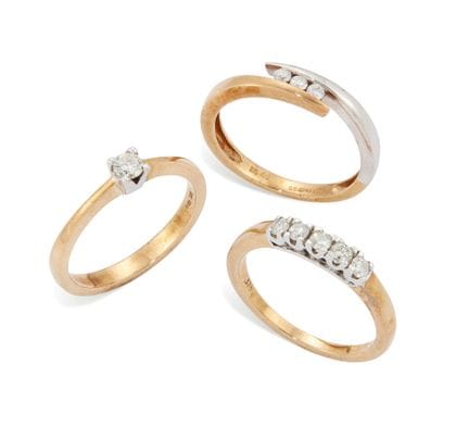 Trois bagues en or 9 carats serties de diamants, c