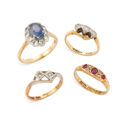 Un lot de quatre bagues, comprenant : une bague en
