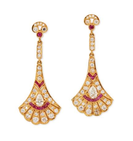 Une paire de boucles d'oreilles pendantes en forme