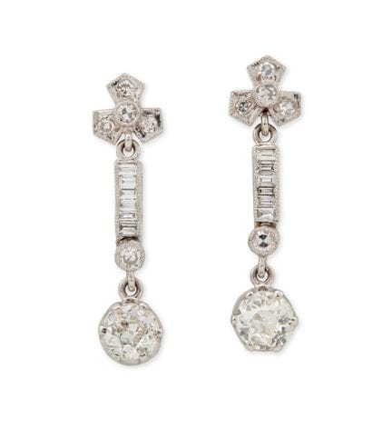 Une paire de boucles d'oreilles pendantes en diama