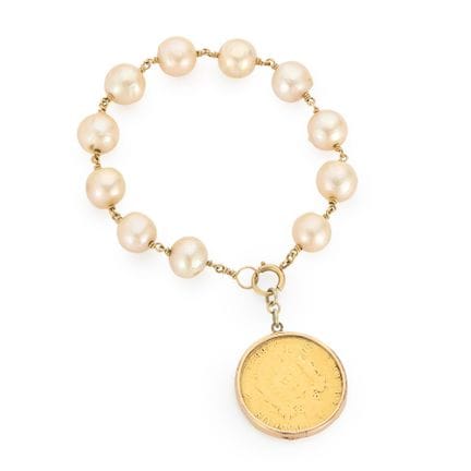 Bracelet en perles de culture orné d'une breloque 