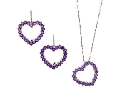 Un collier et des boucles d'oreilles en améthyste 
