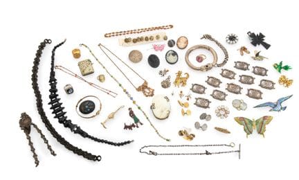 Un ensemble de bijoux en argent et de bijoux fanta