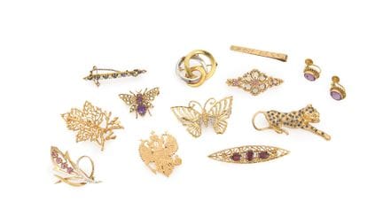 Un ensemble de broches en or, comprenant : une bro