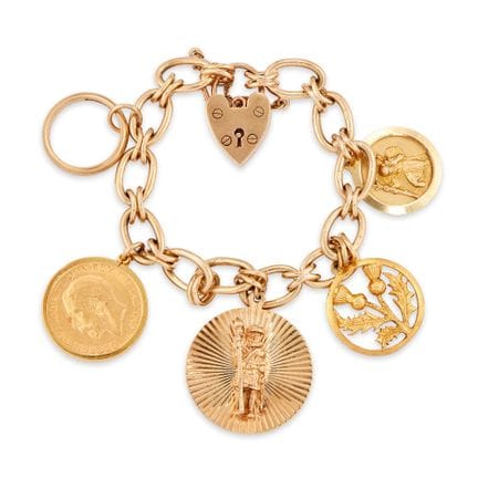 Un bracelet à breloques en or 9 carats, composé de