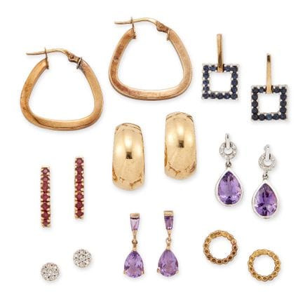 Un ensemble de boucles d'oreilles, comprenant : un