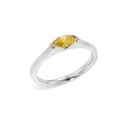 Bague en platine sertie d'un diamant jaune taille 