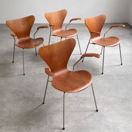 Arne Jacobsen, 4 poltrone modello 3207
Arne Jacobs