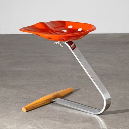 Achille Castiglioni, taburete Mezzadro y libro Cas