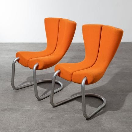 Marc Newson, 2 sedie a sbalzo modello Komed
Marc N