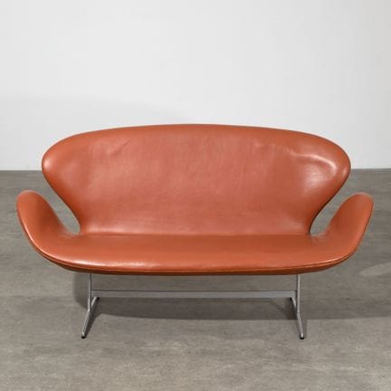 Arne Jacobsen, divano a due posti modello Swan
Arn