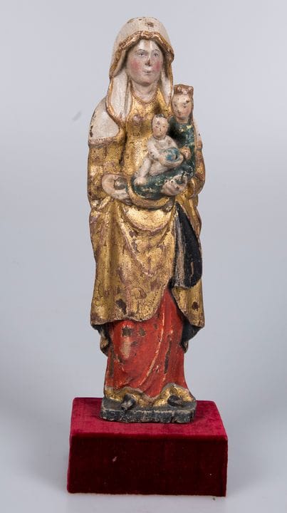 佛兰德画派。梅赫伦。约1500年。
《圣安妮、圣母与圣婴》
雕刻并施以彩绘的木雕。背面带有马林纳斯钉