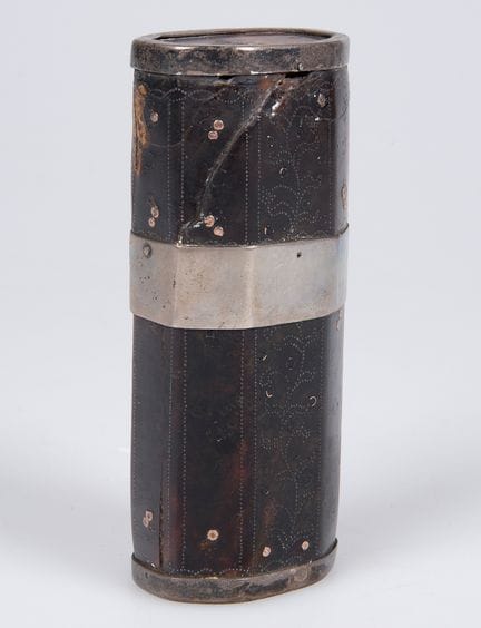 Sgraffito-decorated tortoiseshell snuffbox with gi