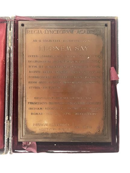 Rectangular bronze plaque engraved in honor of Léo