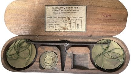 A "trebuchet"-style balance scale with two circula