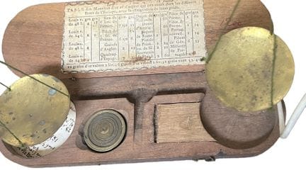 A "trebuchet" style balance scale with two circula