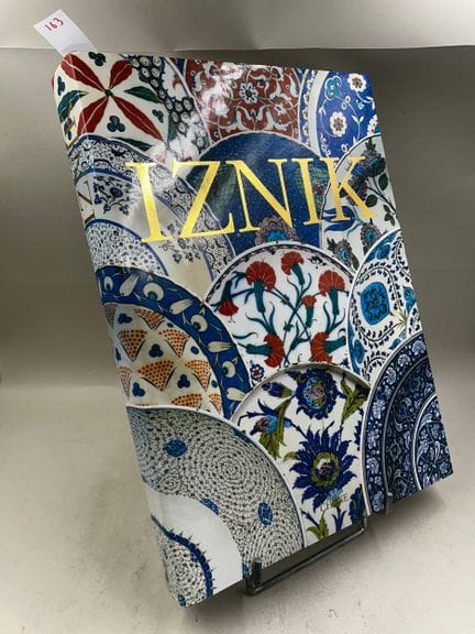 "Iznik : la poterie en Turquie ottomane" - Nurhan 