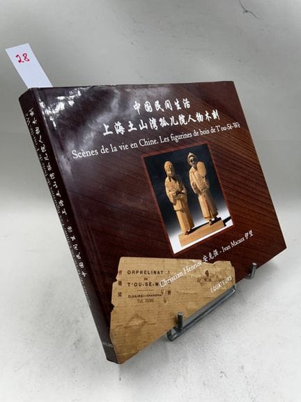 "Shanghai: scene di vita in Cina. Le statuette di 