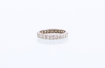 18-karat white gold ring (750 mil.) set with a row