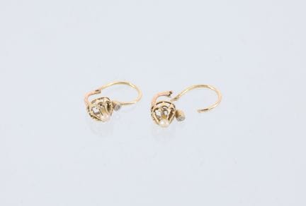 Pair of 18-karat yellow gold earrings (750) featur