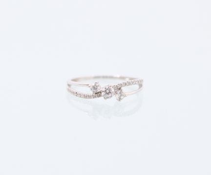 9-karat white gold ring (375 parts per thousand) w