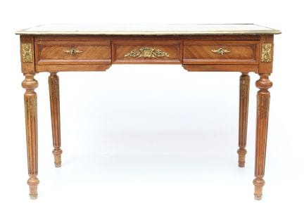 Flat, rectangular desk made of natural wood and wo