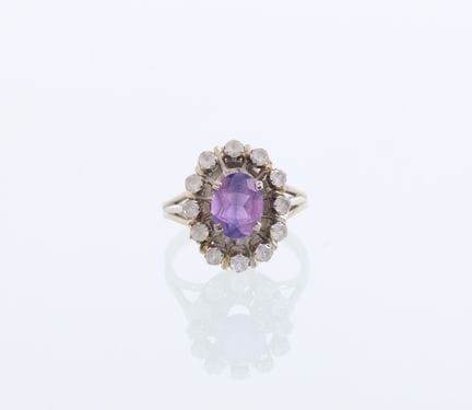 Marguerite ring in 18-karat white gold (750) featu