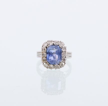 18-karat white gold ring (750 mil.) featuring a ce
