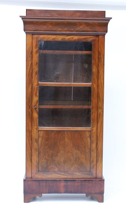 Mahogany and mahogany-veneered display cabinet wit