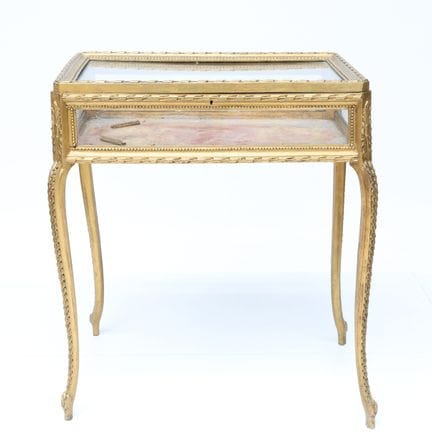 Rectangular carved and gilded wooden display cabin