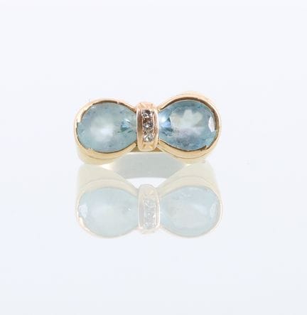 18-karat yellow gold (750) ring featuring two pear