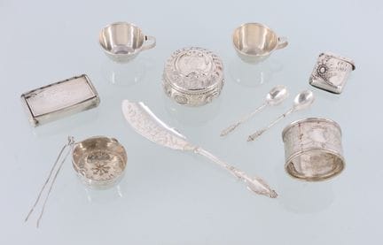 Set of 800 mil silver items. Includes: Snuff box, 