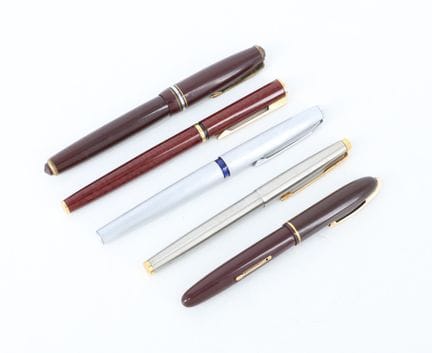 Set of five fountain pens with yellow gold nibs (4