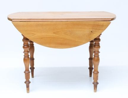 Two-leaf walnut table with four baluster-shaped le