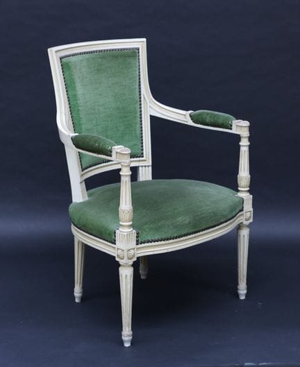 Armchair with a cabriolet backrest in white-lacque