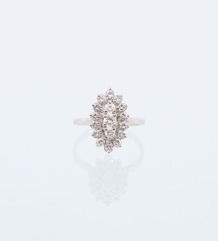18-karat white gold (750 mil.) navette-shaped ring