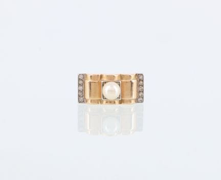 18-karat yellow gold ring (750 mil.) featuring a c
