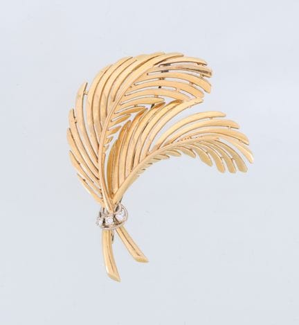 18-karat yellow gold brooch (750 mil.) featuring t