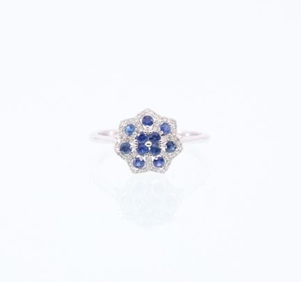 18-karat white gold (750) flower ring set with bri