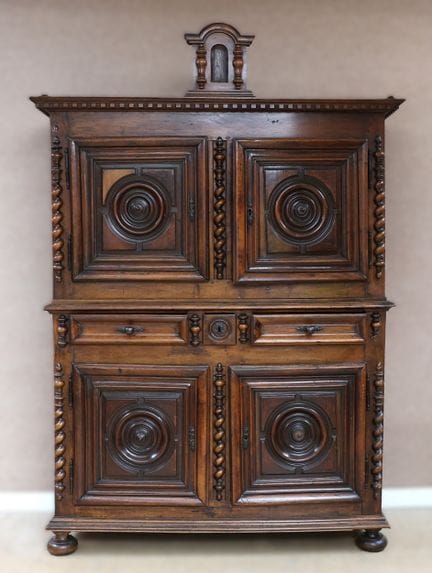 Two-part sideboard in natural wood, molded and car