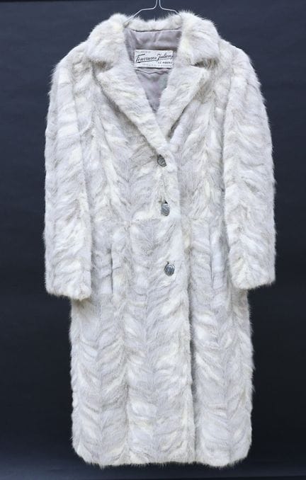 Coat (Fourrures Julien) and fur hat - Coat length: