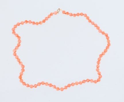 Coral bead necklace, 14-karat yellow gold clasp (5