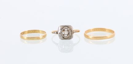 Set in 18-karat yellow gold (750) consisting of tw