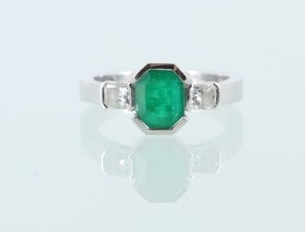 18-karat white gold ring (750) featuring an emeral