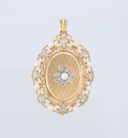 A pendant designed as a photo frame in 18-karat (7