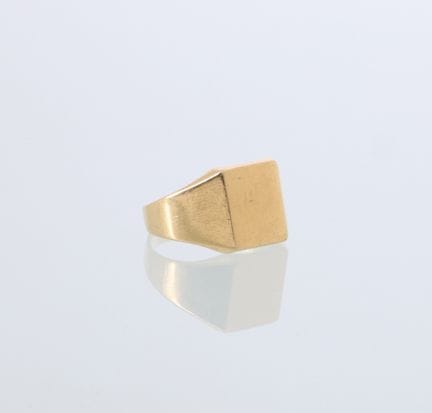 18-karat yellow gold signet ring, 750 thousandths 